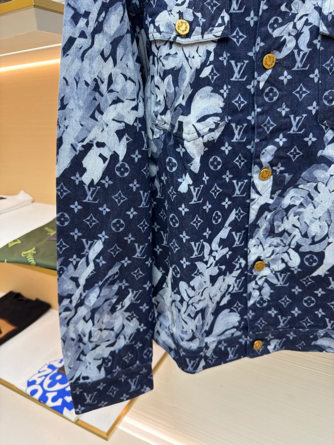 LOUIS VUITTON seagrass white and blue all-over printed denim jacket ●Authentic product: Purchased and developed by 18644 ●Item number: 1680542-D15 ●Fabric: blue denim denim fabric ●Technology: jacquard production ●Version: fitted version ●Weight: about 1130g ●Size: 46-48-50-52 ●Description: The fabric is made of blue denim twill custom-woven denim. Scan the basic artwork for front and rear panel printing The film master creates a visual effect that has no color difference with the original. After the pattern design is completed, foreign advanced penetration technology is combined with digital direct-jet printing. Color matching and inkjet printing. Alignment of ready-made garments and floral materials. The splicing positions are completely aligned. The hem, sleeves, neckline and other positions. Customized hardware accessories. It can be matched with the same style to create a fashionable look and control various occasions. Customized accessories, three complete standards, the same style for men and women!